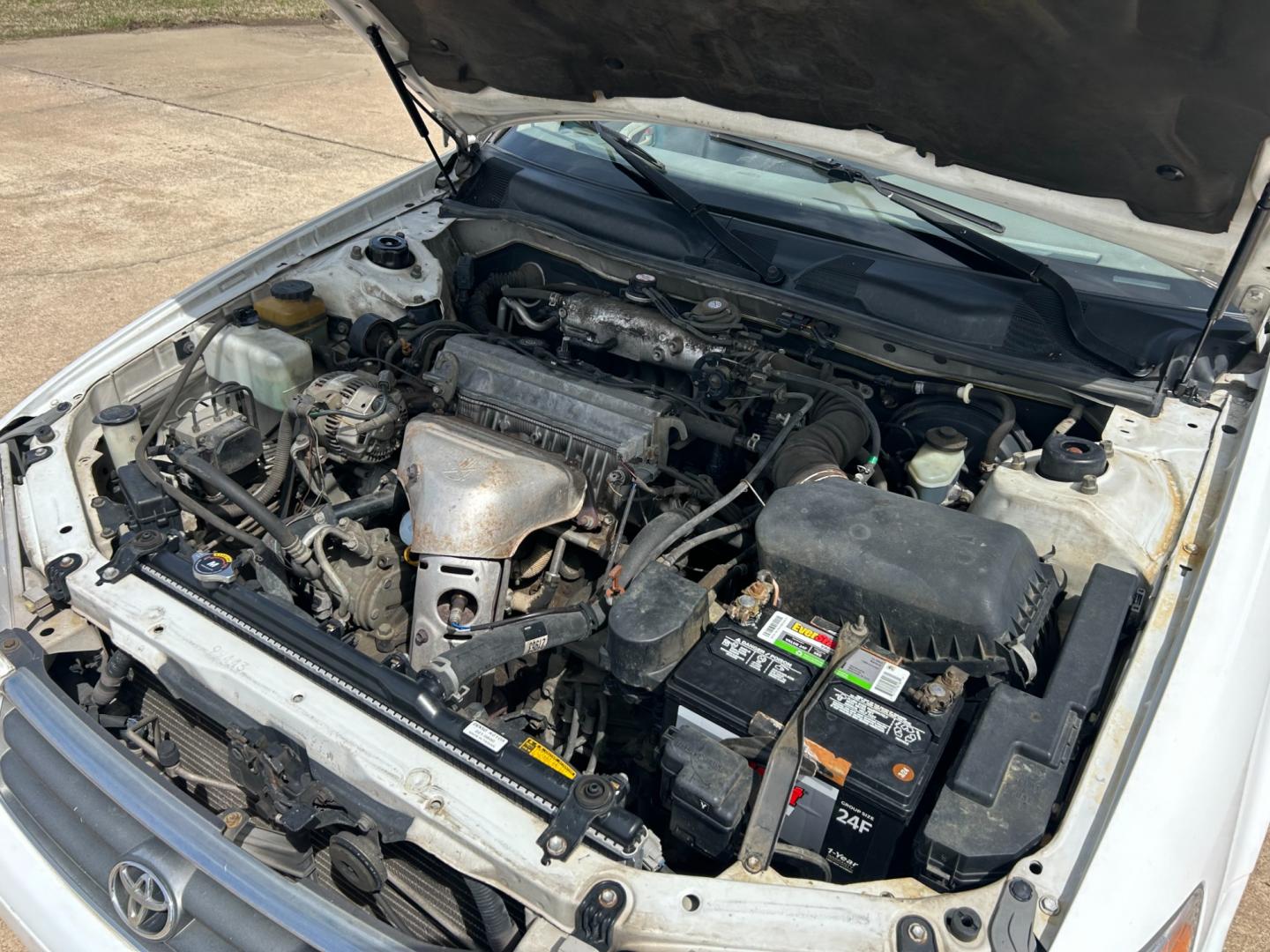 2000 White /TAN Toyota Camry LE (JT2BN22K8Y0) with an 2.2L L4 DOHC 16V engine, 4-Speed Automatic transmission, located at 17760 Hwy 62, Morris, OK, 74445, (918) 733-4887, 35.609104, -95.877060 - Photo#17